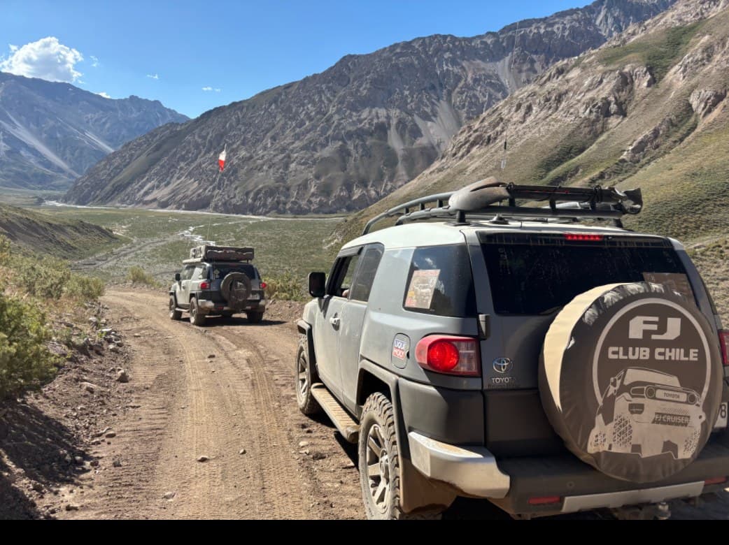 Convoy de FJ Cruiser en camino de tierra, con el logo FJ Club Chile
