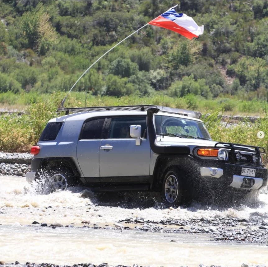 FJ Cruiser cruzando un río con la bandera de Chile flameando